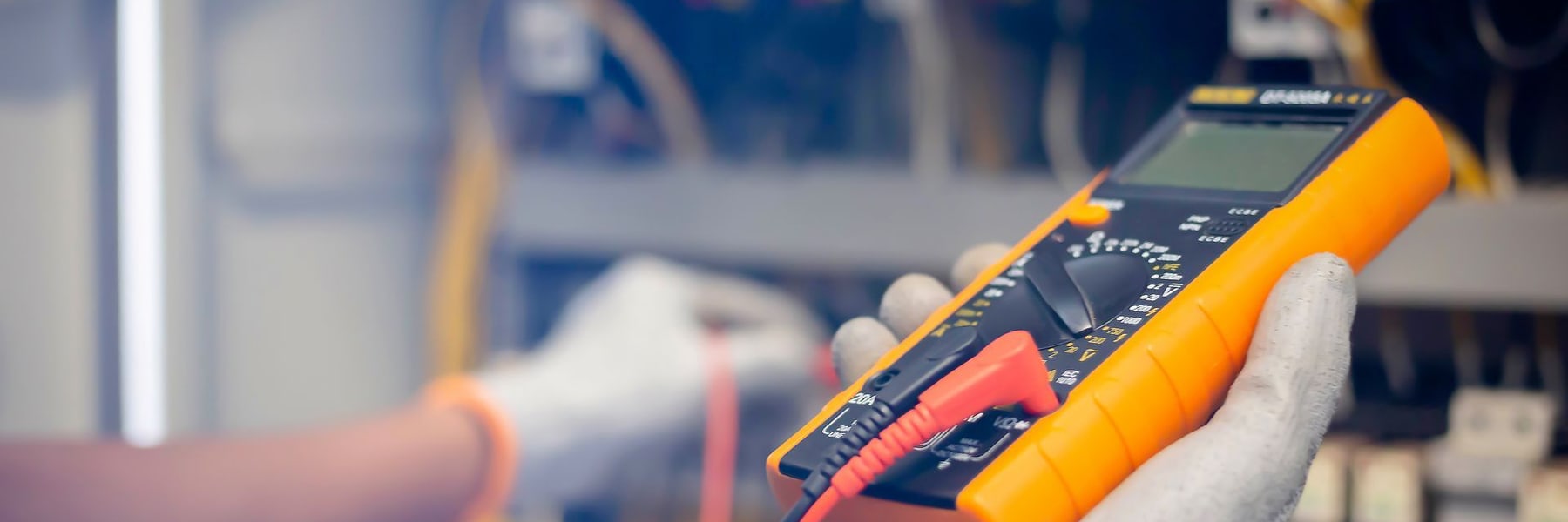 Contrôle au multimètre d'une installation électrique dans un logement