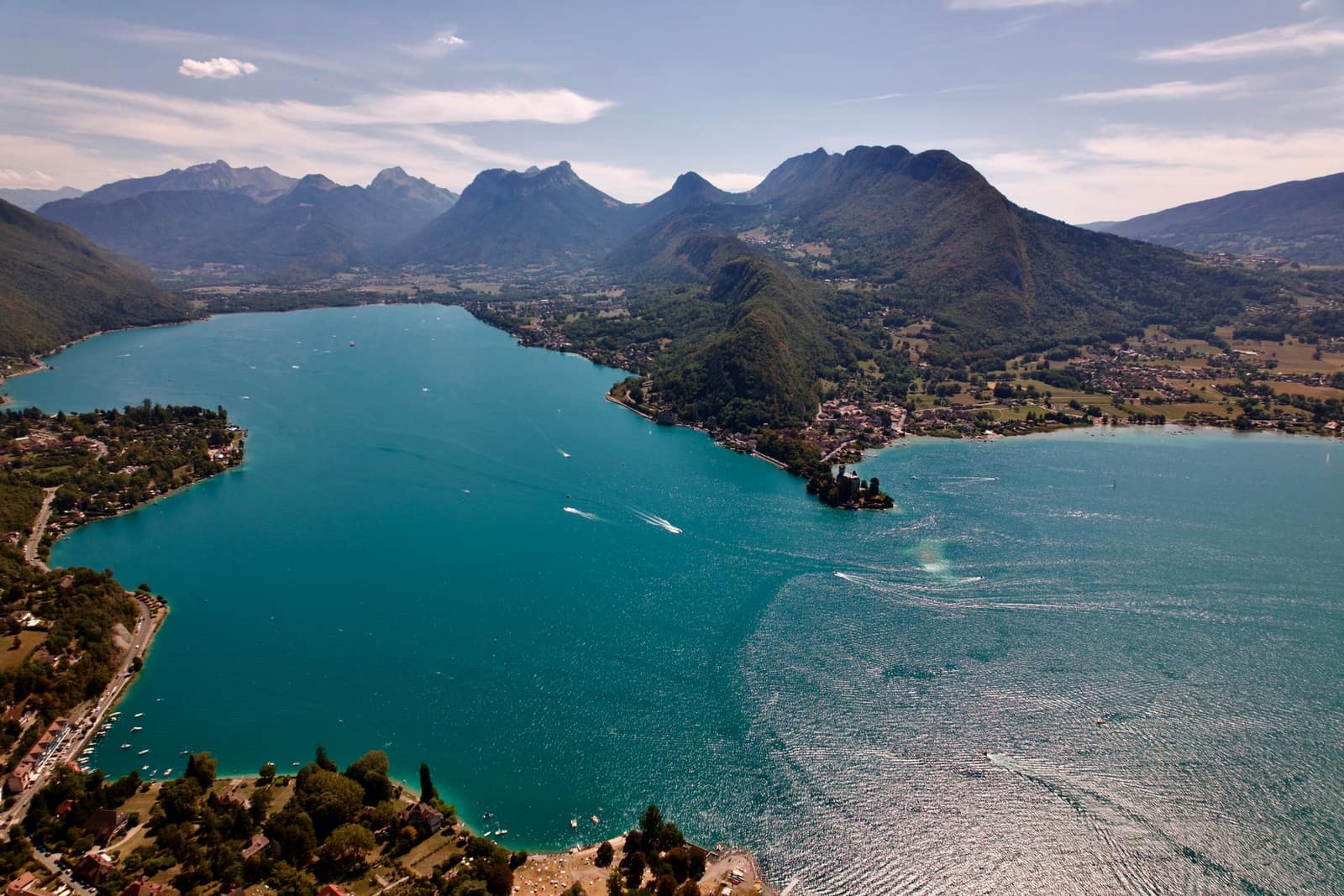 Vue aérienne du lac d'Annecy et des montagnes de Haute-Savoie, zone d'intervention autour d'Epagny Metz-Tessy